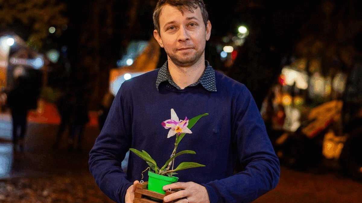 El guardián de orquídeas: el misionero que bautizó una flor en homenaje a Messi y busca preservar la vida con su pasión