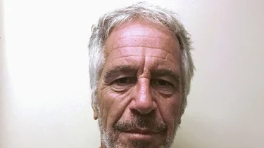 Acusadora de Epstein dice que el príncipe Andrés la manoseó, según documentos