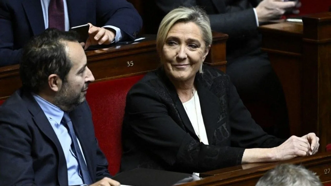 La derecha francesa rompió el frente democrático y avanzan a un acuerdo electoral con la extrema derecha de Le Pen