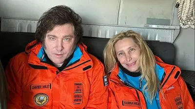 Milei respaldó a Karina en medio del escándalo de las coimas: "Siempre con El Jefe" Milei respaldó a Karina en medio del escándalo de las coimas: "Siempre con El Jefe"