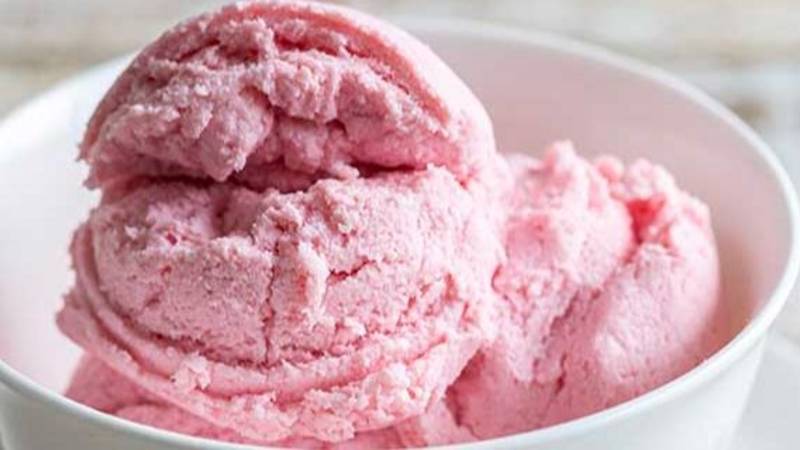 Cómo hacer helado de frutilla a la crema en tan sólo 3 pasos.