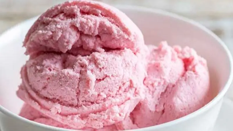 Cómo hacer helado de frutilla a la crema en tan sólo 3 pasos.