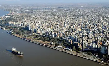 La industria aceitera le mete presión a Caputo por la privatización del Paraná | Hidrovía