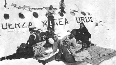 Las fotos reales de la tragedia de los Andes y su similtud con la película La Sociedad de la Nieve Las fotos reales de la tragedia de los Andes y su similtud con la película La Sociedad de la Nieve