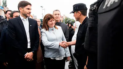 Crímenes en Rosario: Bullrich convocó a un comité de crisis y desplegará fuerzas federales Crímenes en Rosario: Bullrich convocó a un comité de crisis y desplegará fuerzas federales