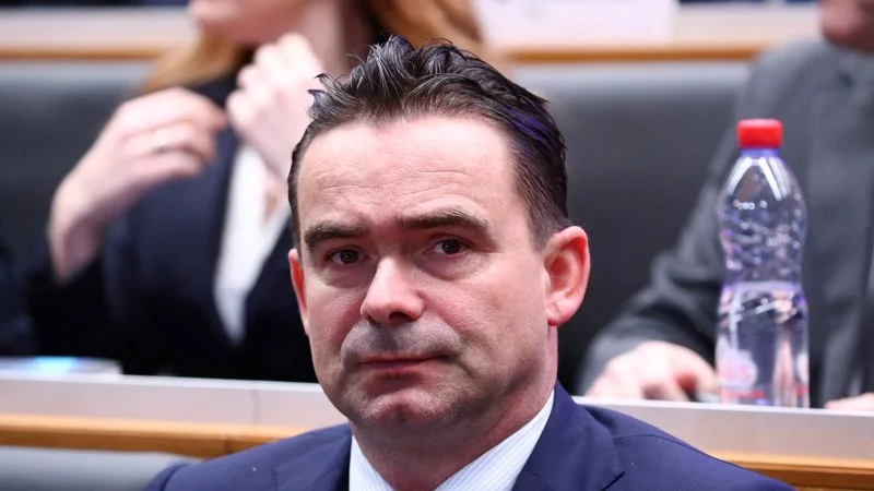 Marc Overmars no podrá desempeñar cargos en el fútbol profesional durante un año por conducta inapropiada