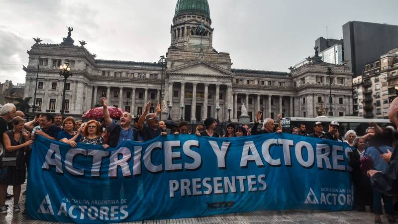 Cacerolazo cultura en el Congreso contra el DNU y la ley ómnibus: las mejores fotos