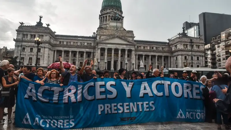 Cacerolazo cultura en el Congreso contra el DNU y la ley ómnibus: las mejores fotos