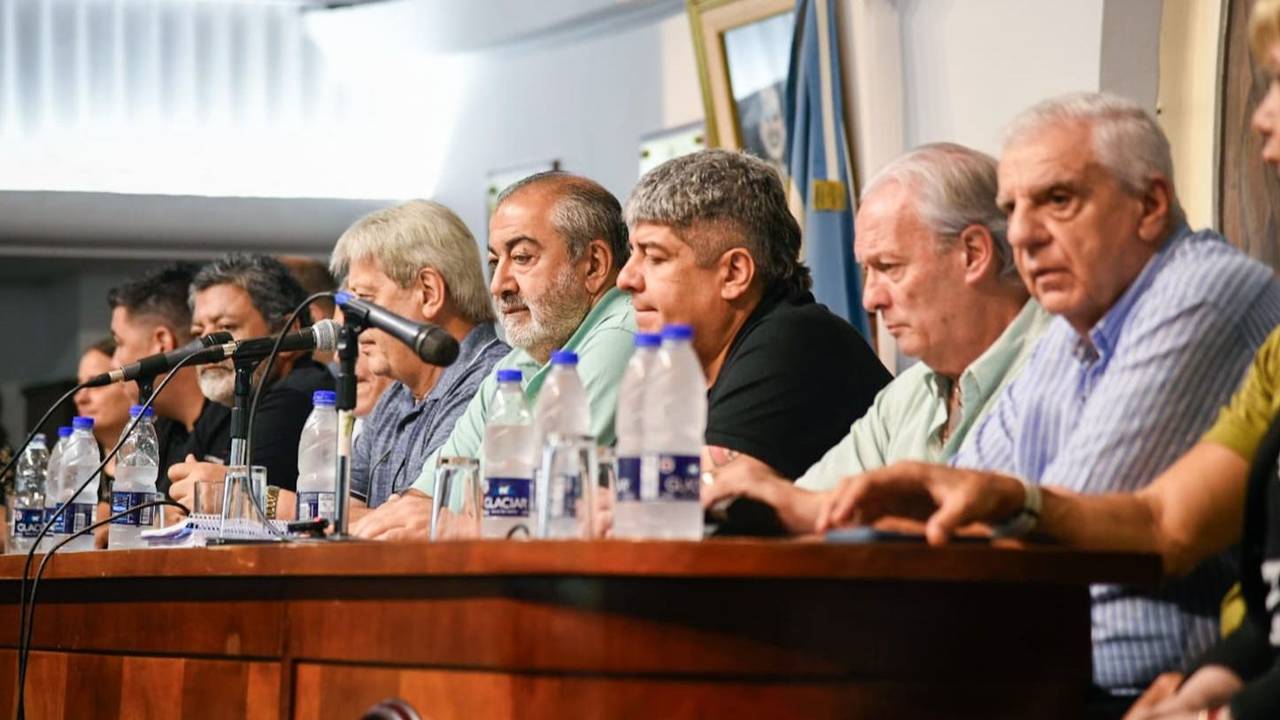 La CGT mantiene la iniciativa contra el DNU y el Gobierno la tomó como blanco
