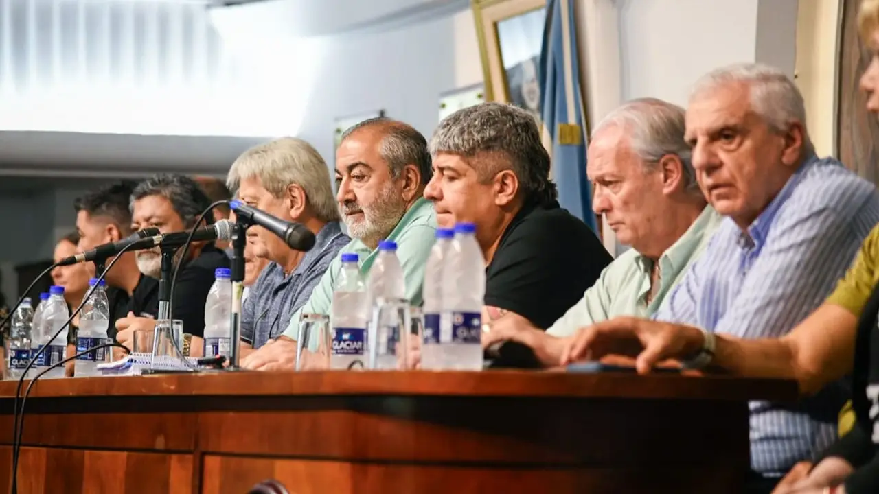 La CGT mantiene la iniciativa contra el DNU y el Gobierno la tomó como blanco