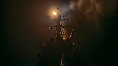 Lanzamiento de un misil desde un buque de guerra durante la operación de la coalición liderada por Estados Unidos contra objetivos militares en Yemen Lanzamiento de un misil desde un buque de guerra durante la operación de la coalición liderada por Estados Unidos contra objetivos militares en Yemen