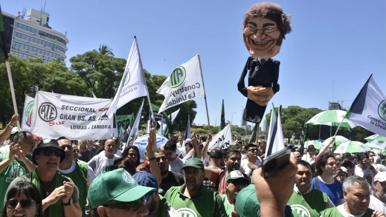 Estatales se manifestaron frente al CCK contra los despidos y el ajuste