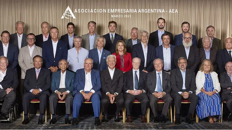 Por qué las corporaciones bancan a Milei pese a la crisis