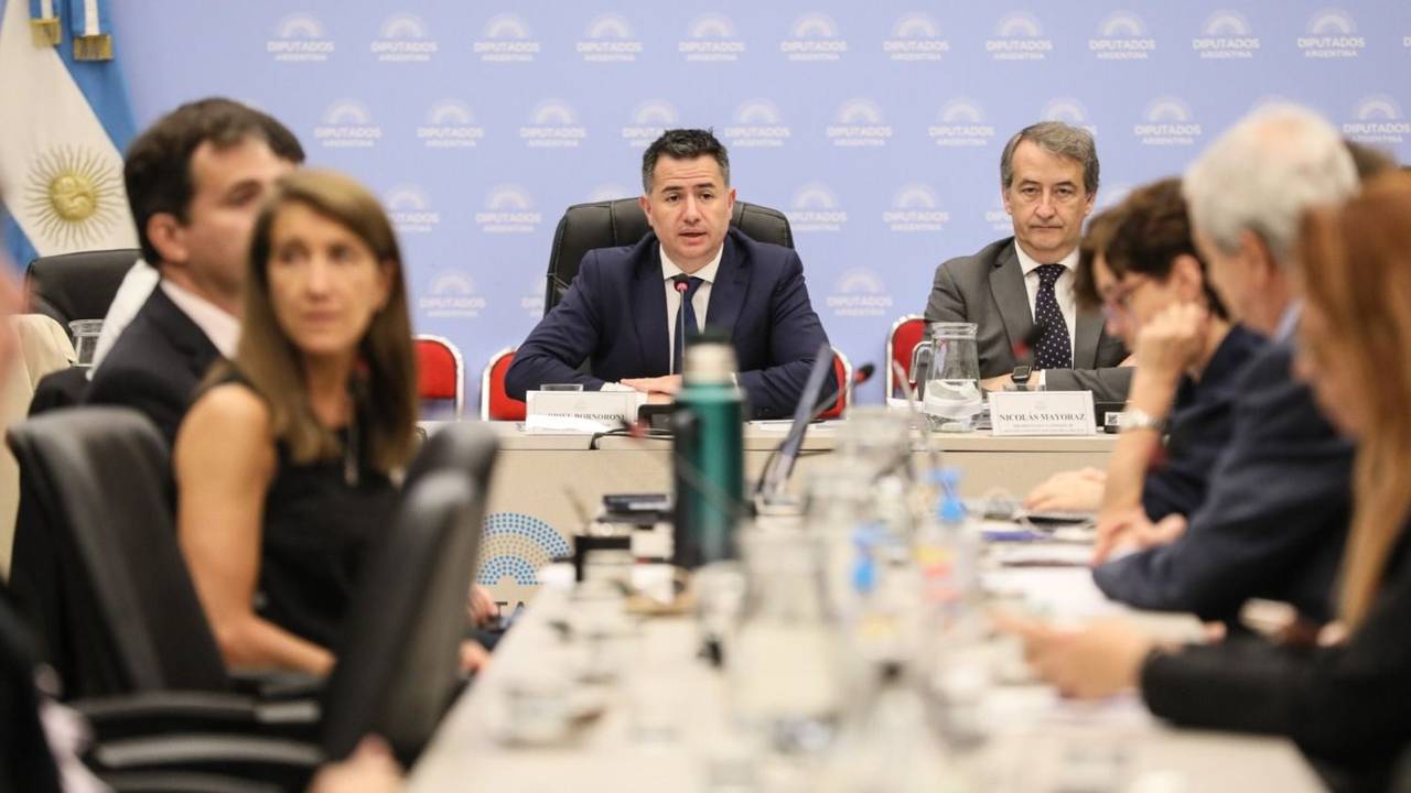 LLA apura para sesionar el sábado mientras negocia con la oposición "dialoguista"