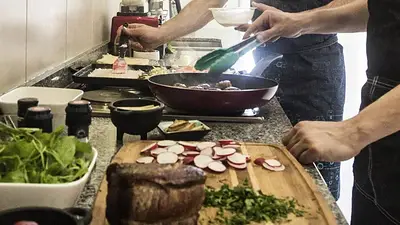 Cocinero de casa particular realizando su labor Cocinero de casa particular realizando su labor