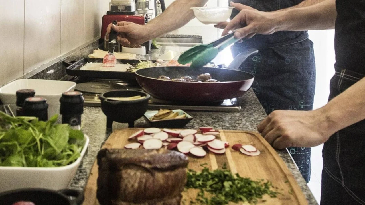 Cocinero de casa particular realizando su labor 
