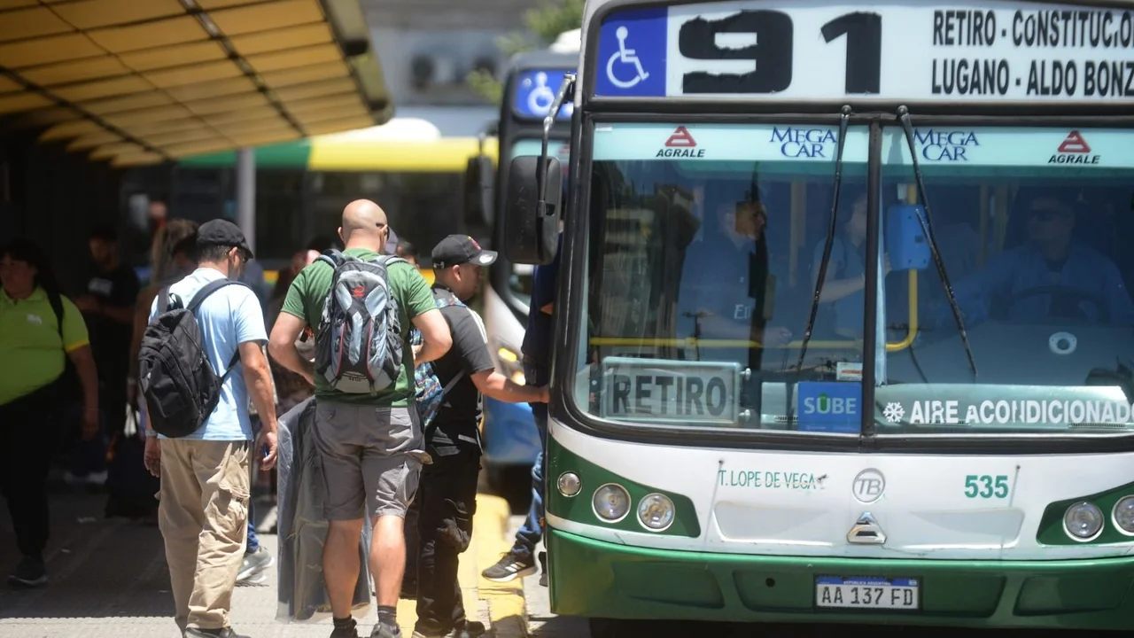 Transporte público: colectivos con y sin aire acondicionado del AMBA
