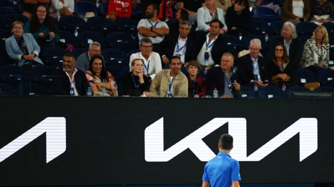 "Dímelo a la cara", Djokovic desafía a un aficionado que lo abuchea en Australia