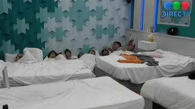 Los participantes de Gran Hermano acostados en la habitación Los participantes de Gran Hermano acostados en la habitación