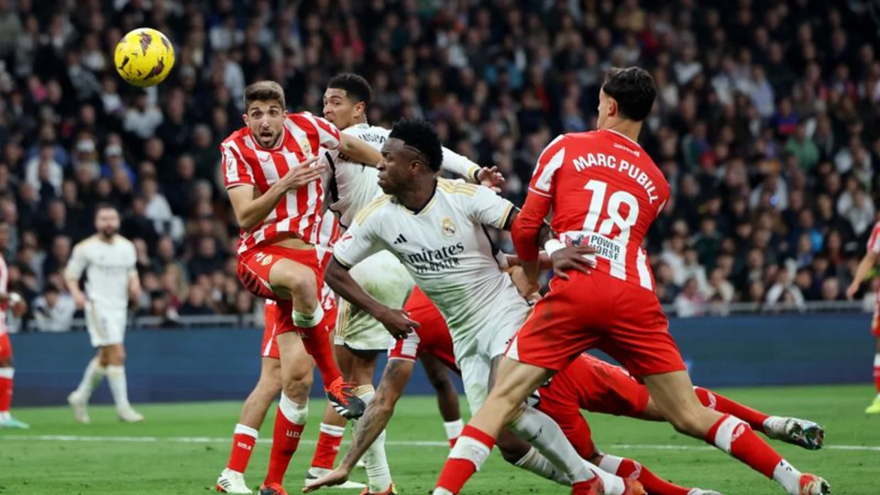 El Real Madrid remonta y gana 3-2 al Almería en un partido marcado por polémicas del VAR