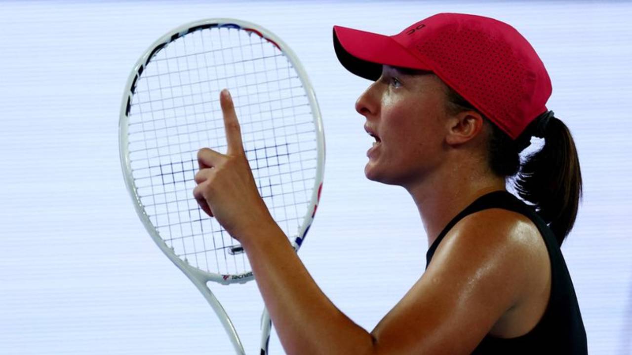 Swiatek queda fuera del Abierto de Australia y Alcaraz alcanza la cuarta ronda