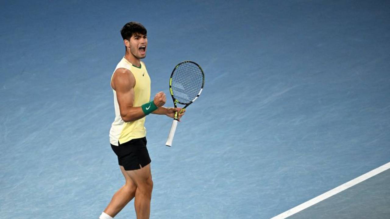 Alcaraz arrolla a Kecmanovic y alcanza los cuartos de final del Abierto de Australia