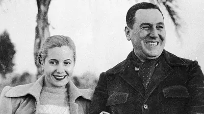 Fotografía de Juan Domingo Perón junto a su pareja Eva Duarte Fotografía de Juan Domingo Perón junto a su pareja Eva Duarte
