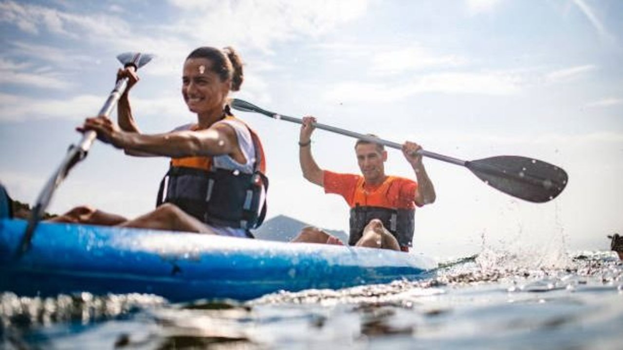 Verano 2024: la ciudad argentina que invita a andar en kayak de forma gratuita