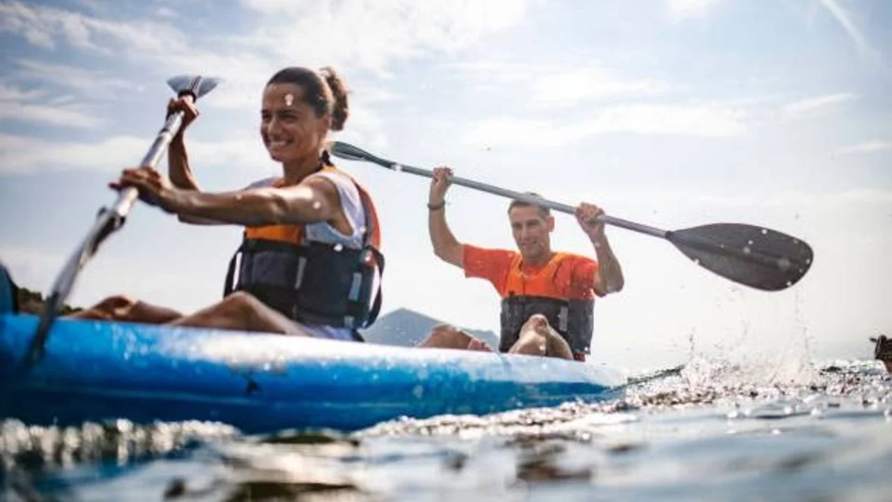 Verano 2024: la ciudad argentina que invita a andar en kayak de forma gratuita