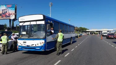 Paro: retenes de las fuerzas de seguridad detienen colectivos con trabajadores