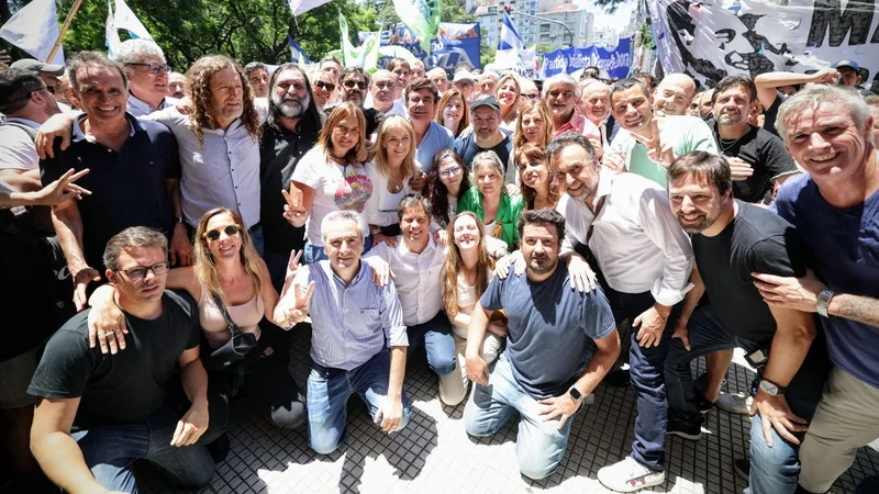 UP activó calle y palacio para bloquear el DNU y la Ley Ómnibus
