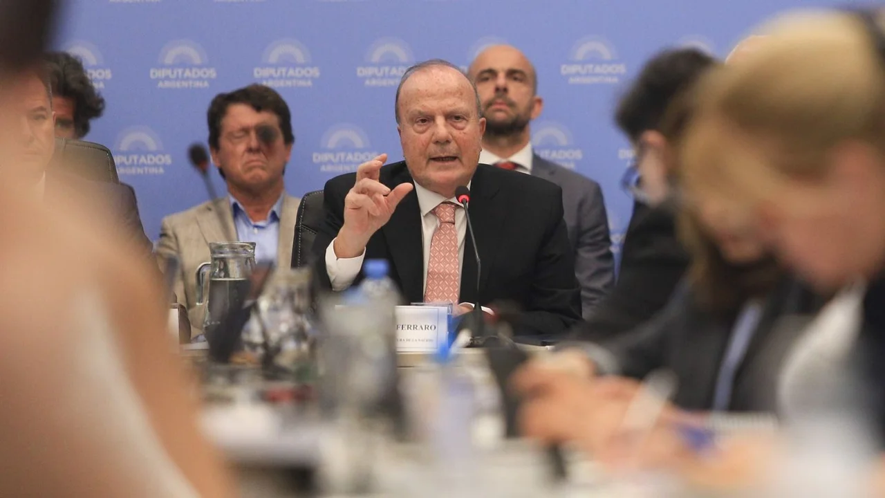 El Gobierno confirmó la salida de Ferraro y la suma de poder de Caputo: "Razones personales"
