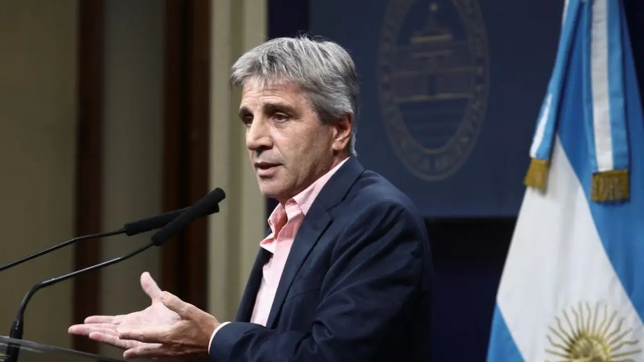 Pese a las declaraciones de Luis Caputo, Argentina ni figura en la agenda del FMI