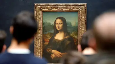 Activistas contra el cambio climático tiran sopa a la "Mona Lisa" en el Louvre de París Activistas contra el cambio climático tiran sopa a la "Mona Lisa" en el Louvre de París