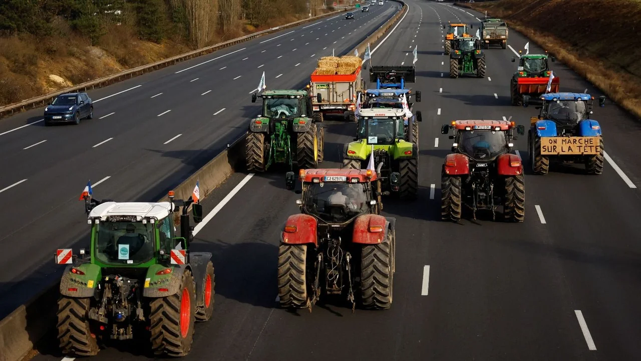 Los agricultores franceses ponen en jaque el Gobierno y bloquean París