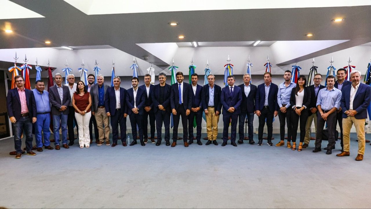El oficialismo apuntó contra los gobernadores y los acusó de "traidores"