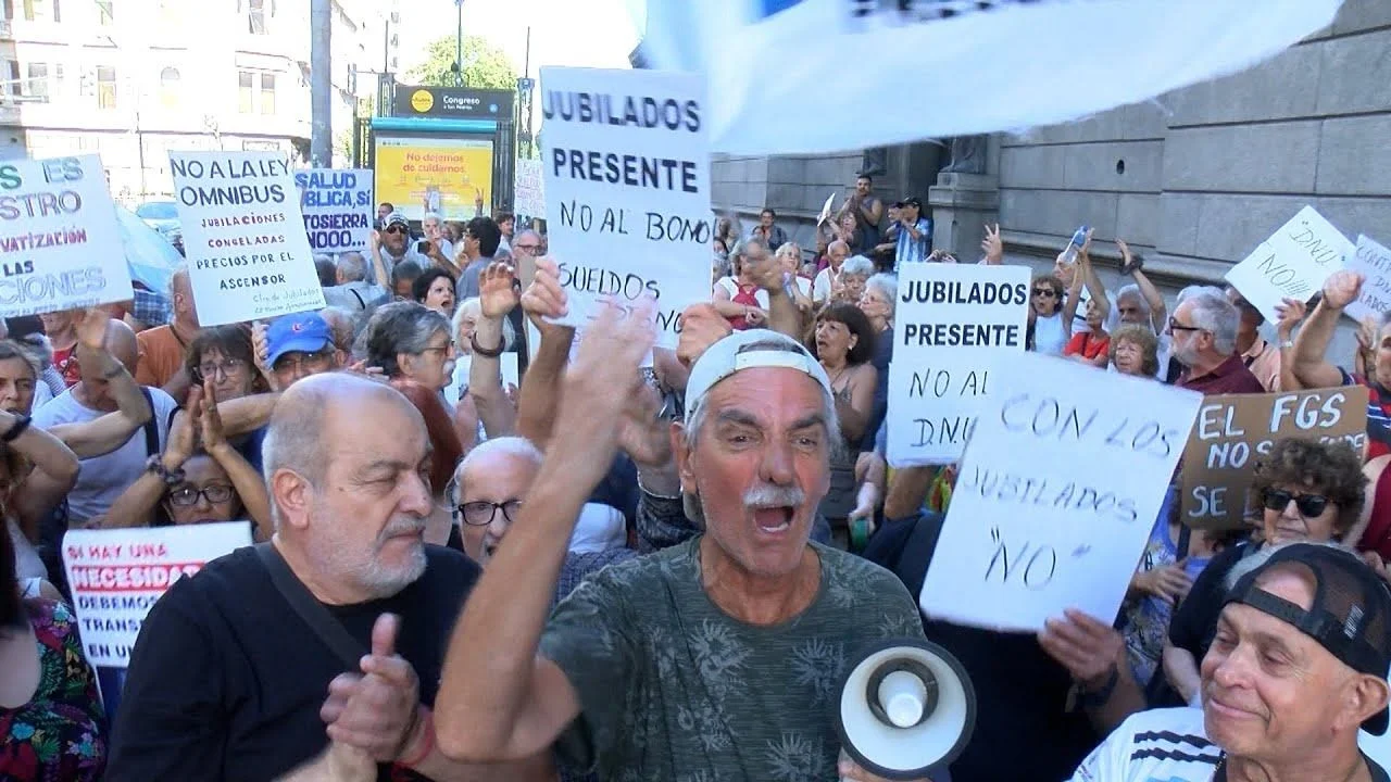 Ruidazo de jubilados en Congreso: se movilizaron contra la Ley ómnibus