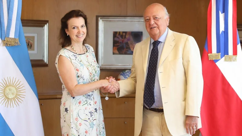 La canciller argentina, Diana Mondino; y el embajador de Chie, José Antonio Viera Gallo. 