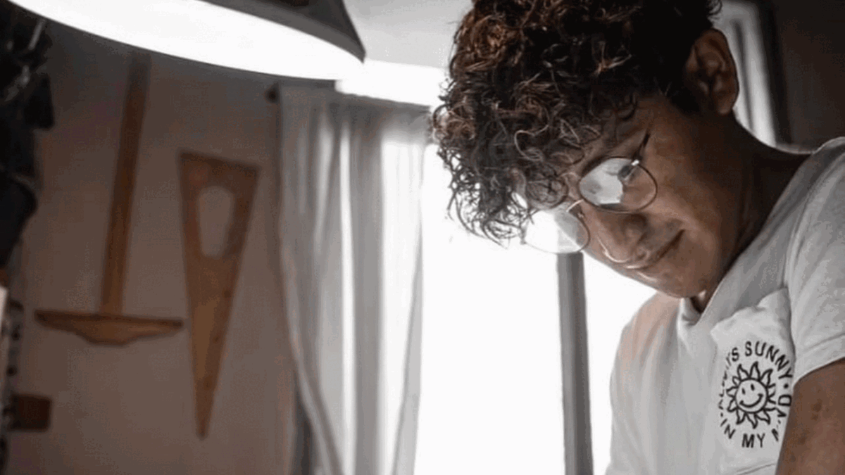 Es artista, se enamoró de los mapas desde chico y ahora dibuja ciudades a mano alzada