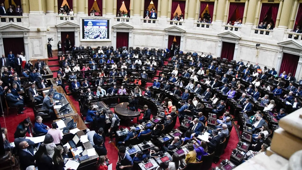 En un clima de tensión, la oposición dialoguista promete quórum para la ley Ómnibus
