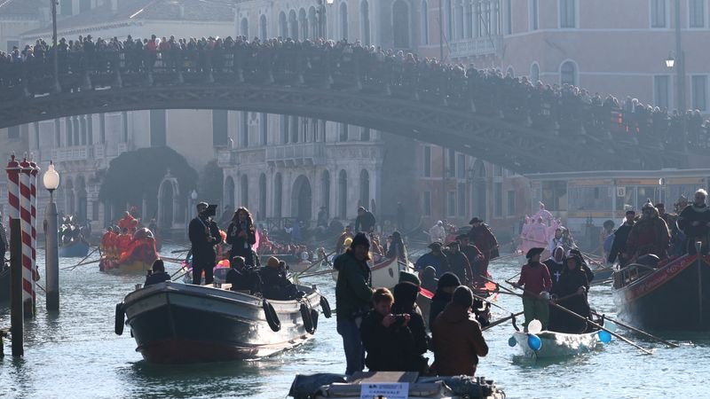 Los venecianos disfrutan del último carnaval antes de aplicar tasa a turistas