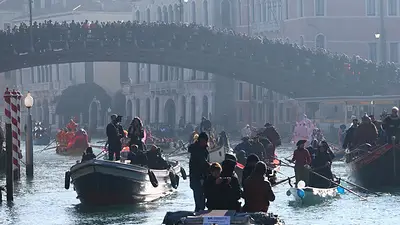Los venecianos disfrutan del último carnaval antes de aplicar tasa a turistas Los venecianos disfrutan del último carnaval antes de aplicar tasa a turistas