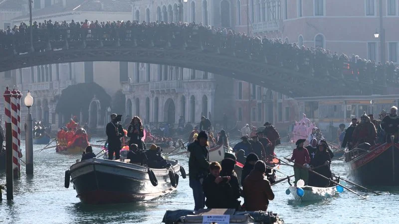 Los venecianos disfrutan del último carnaval antes de aplicar tasa a turistas