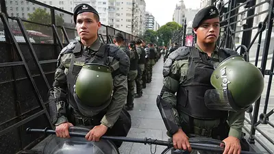 Congreso blindado: fuerte vallado, carros hidrantes y cientos de gendarmes Congreso blindado: fuerte vallado, carros hidrantes y cientos de gendarmes
