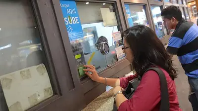 Personas cargando la SUBE en las boleterías del tren Personas cargando la SUBE en las boleterías del tren