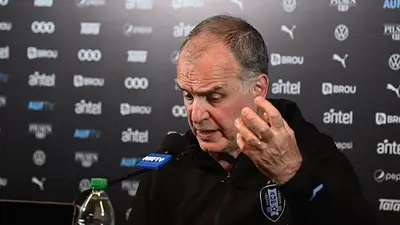 La prensa uruguaya destrozó a Bielsa por quedarse fuera de los Juegos: "Ese es él" La prensa uruguaya destrozó a Bielsa por quedarse fuera de los Juegos: "Ese es él"