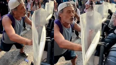 El insólito ida y vuelta entre un manifestante y un policía en el Congreso. El insólito ida y vuelta entre un manifestante y un policía en el Congreso.