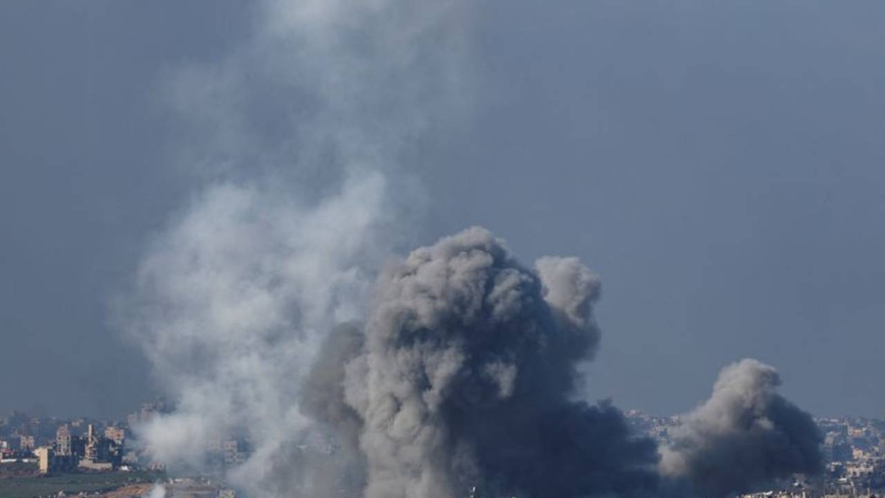 Israel ataca suburbio de Gaza, según médicos palestinos
