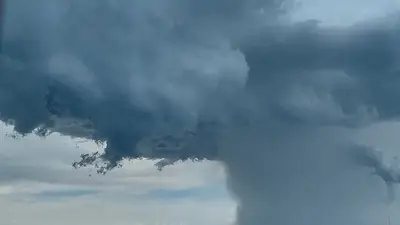 Cortina de agua sobre la Ciudad de Buenos Aires. 1° de enero de 2025. La foto fue compartida por la cuenta @Tiempo_AMBA en la red social X, ex Twitter. Cortina de agua sobre la Ciudad de Buenos Aires. 1° de enero de 2025. La foto fue compartida por la cuenta @Tiempo_AMBA en la red social X, ex Twitter.