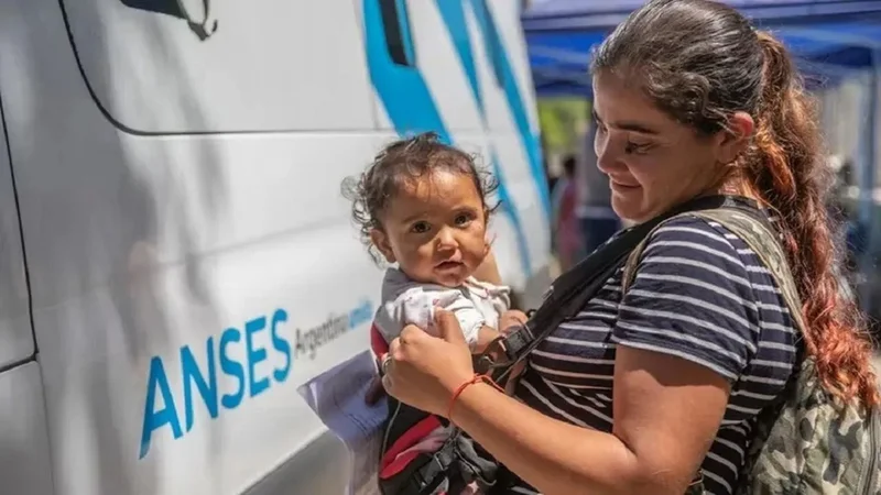 Madre y niña en Anses.